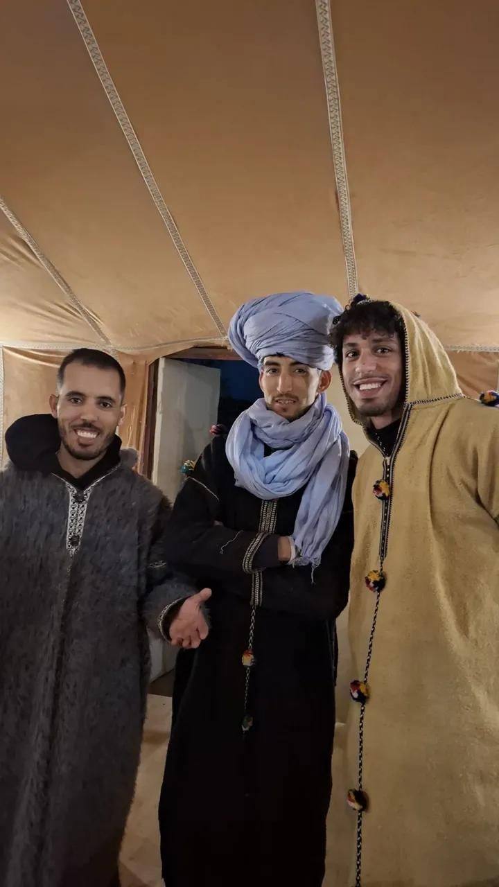 Accoglienza nella tenda con abiti tradizionali