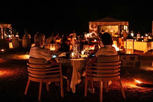 Cena a lume di candela nel campo tendato del deserto