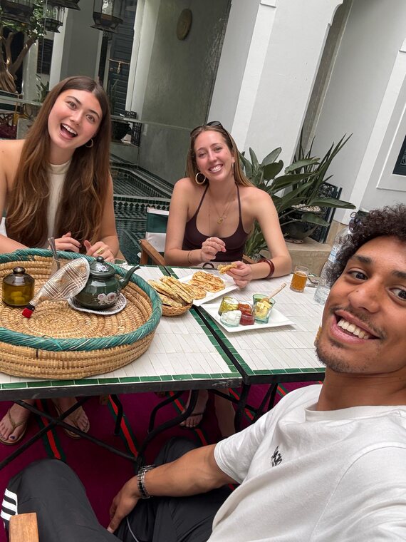 Colazione nel patio del riad con gli ospiti