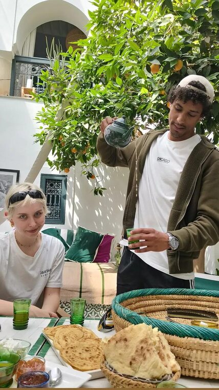 Colazione sotto l'albero di arance
