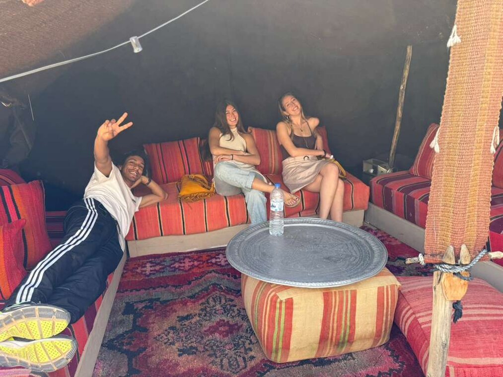 Con gli ospiti sotto la tenda berbera sulla terrazza del riad