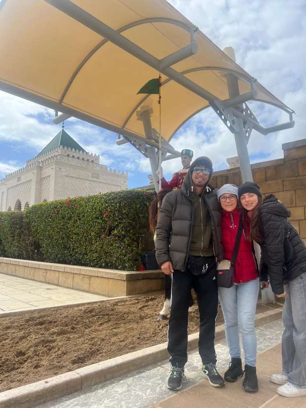 Con la guardia reale a cavallo davanti al mausoleo