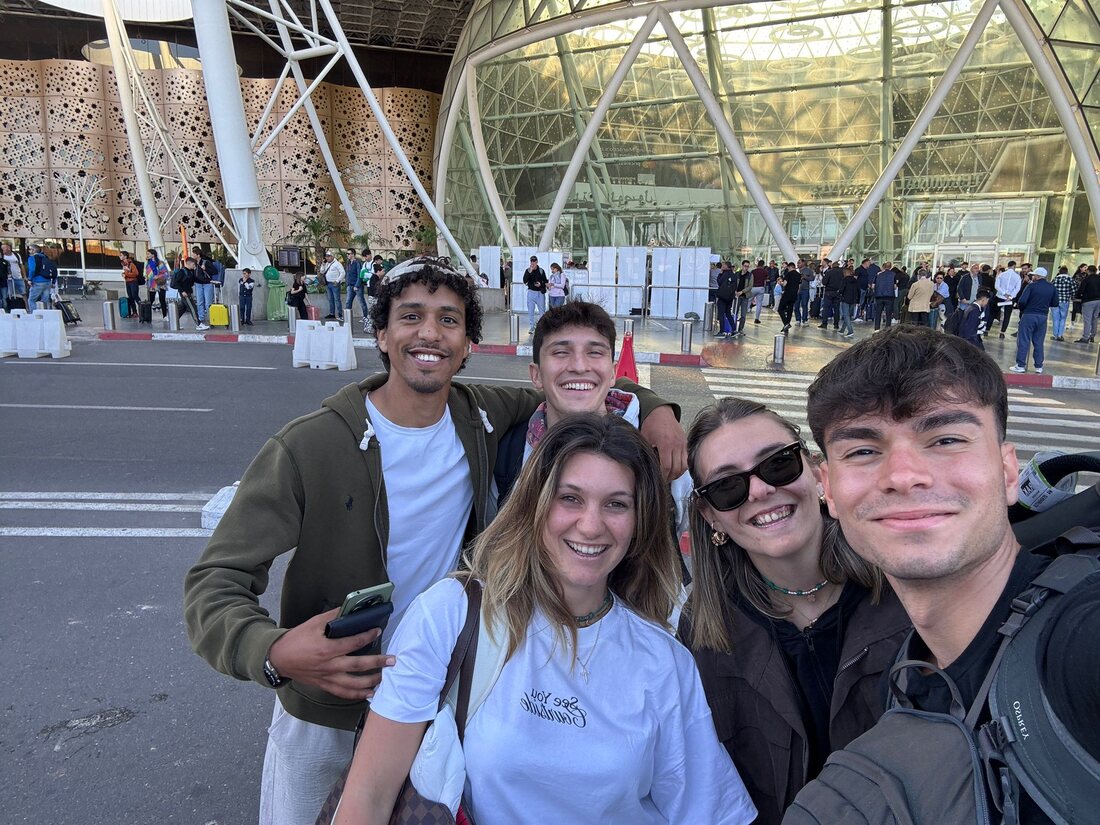 Con un gruppo di ospiti davanti al terminal dell'aeroporto di Marrakech