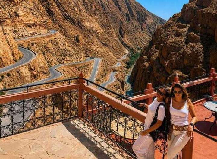 Coppia sulla terrazza con vista sulle gole e i tornanti