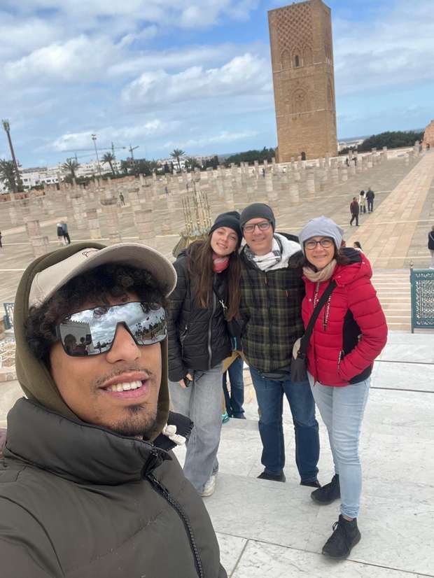 Davanti alla Torre Hassan e alle sue colonne