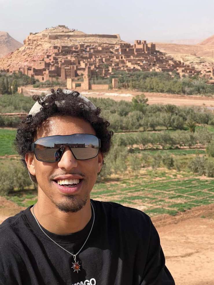 Davanti allo ksar di Ait Ben Haddou tra gli uliveti