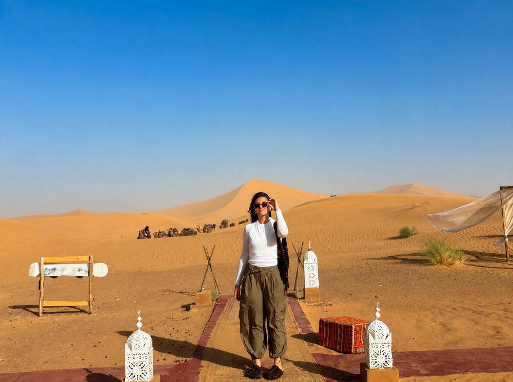 Dune del deserto di Merzouga con carovana di cammelli