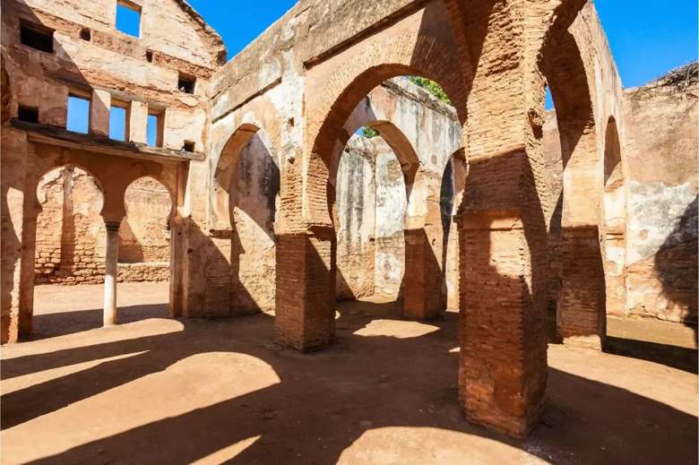 Gli archi del minareto e della moschea in rovina a Chellah