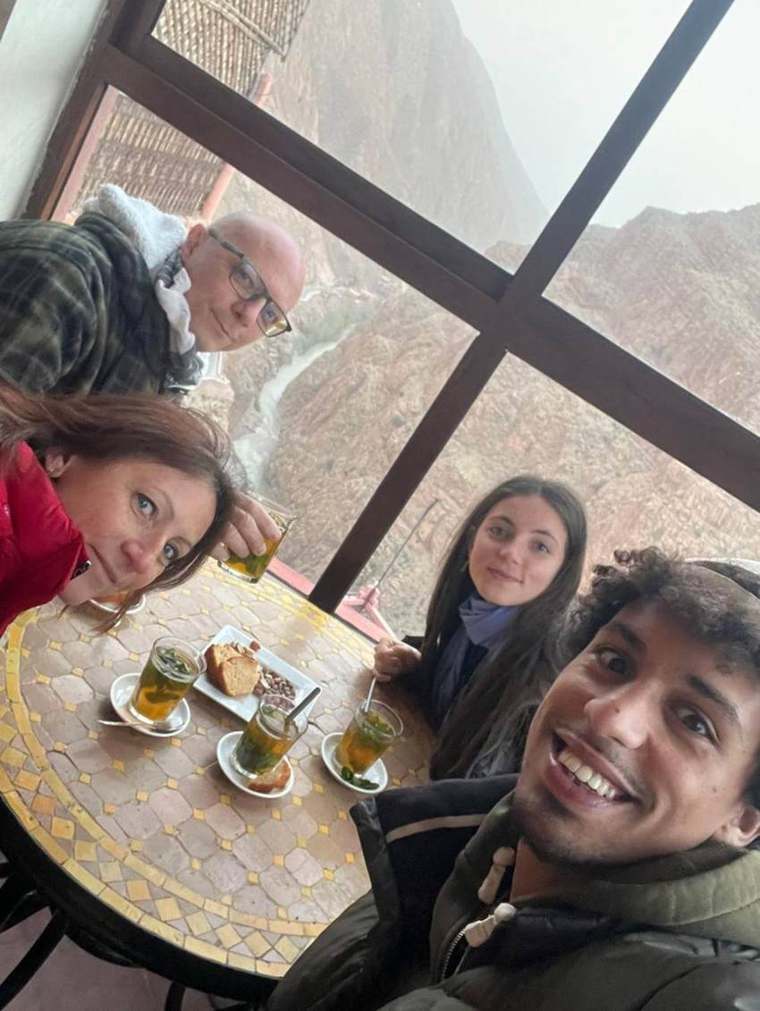 Gruppo al tavolo con tè alla menta e vista sulle gole