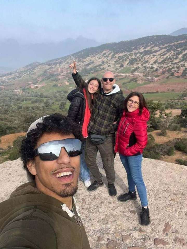 Gruppo in cima al passo con la valle sullo sfondo