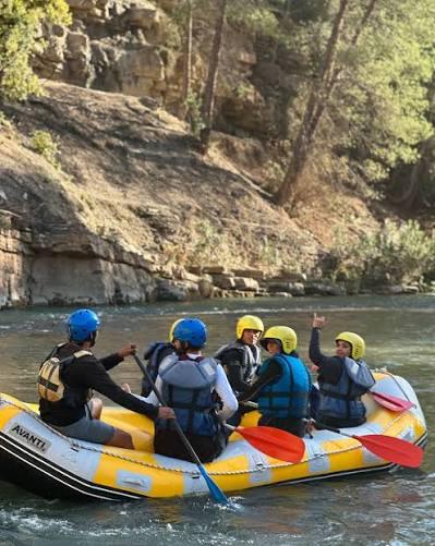 Gruppo in gommone durante il rafting sul fiume