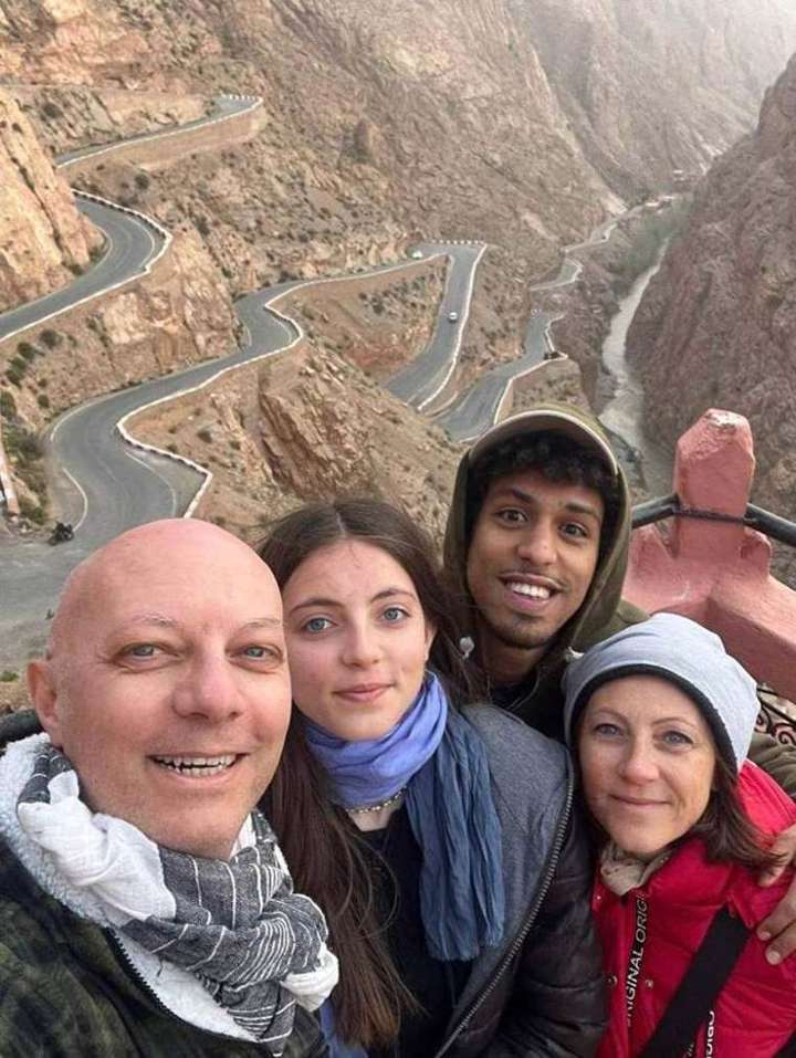 Gruppo in viaggio sui tornanti delle gole del Dadès