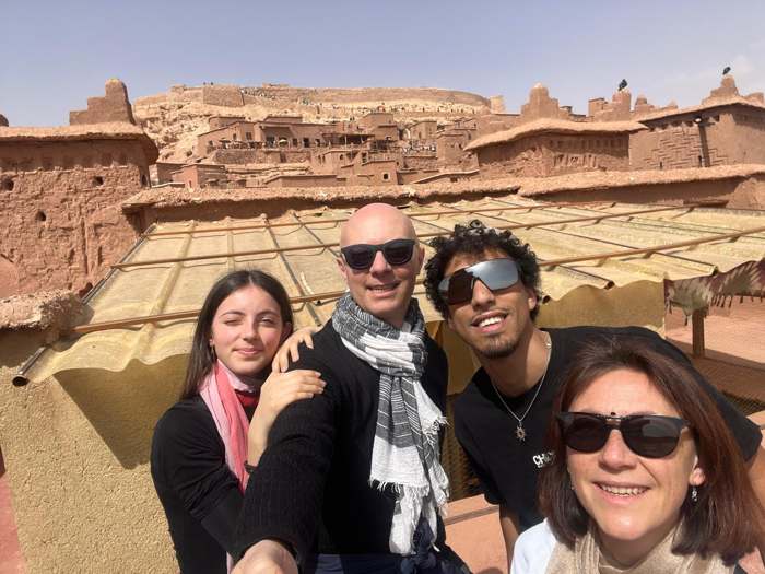 Gruppo sulle terrazze dello ksar di Ait Ben Haddou