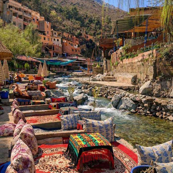 I caffè con i cuscini lungo il fiume nella valle di Ourika
