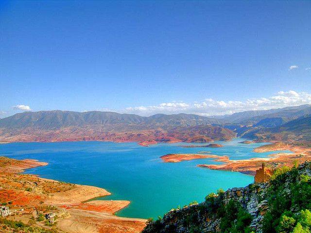 Il lago turchese di Bin El Ouidane tra le montagne dell'Atlante