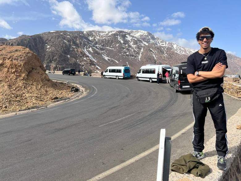 Il tornante del passo di Tizi n'Tichka con le montagne innevate