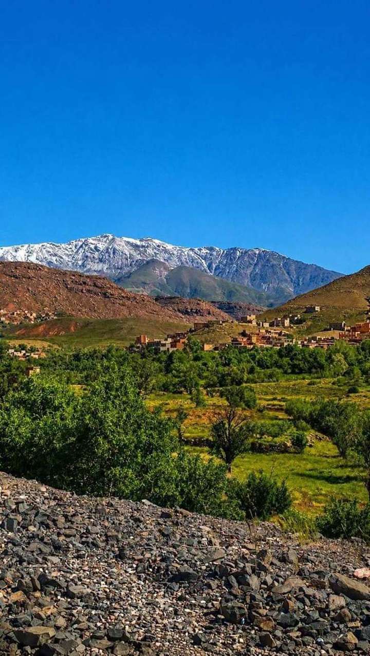 Il villaggio ai piedi delle vette innevate dell'Atlante