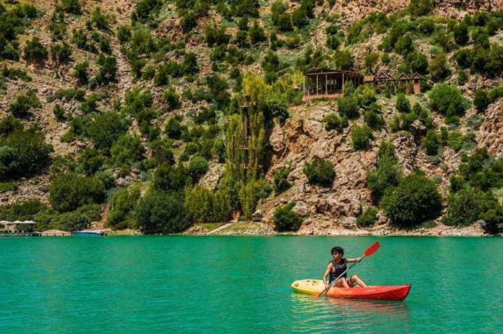 Kayak sulle acque verdi del lago Bin El Ouidane