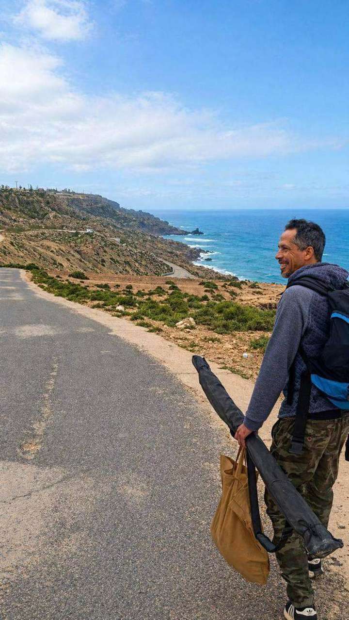 La camminata lungo la strada costiera verso la riva