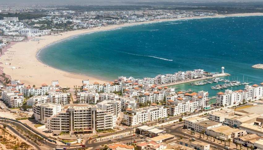 La grande spiaggia dorata di Agadir vista dall'alto