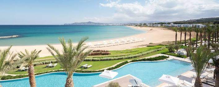 La lunga baia di Tamuda Bay con le spiagge e le piscine