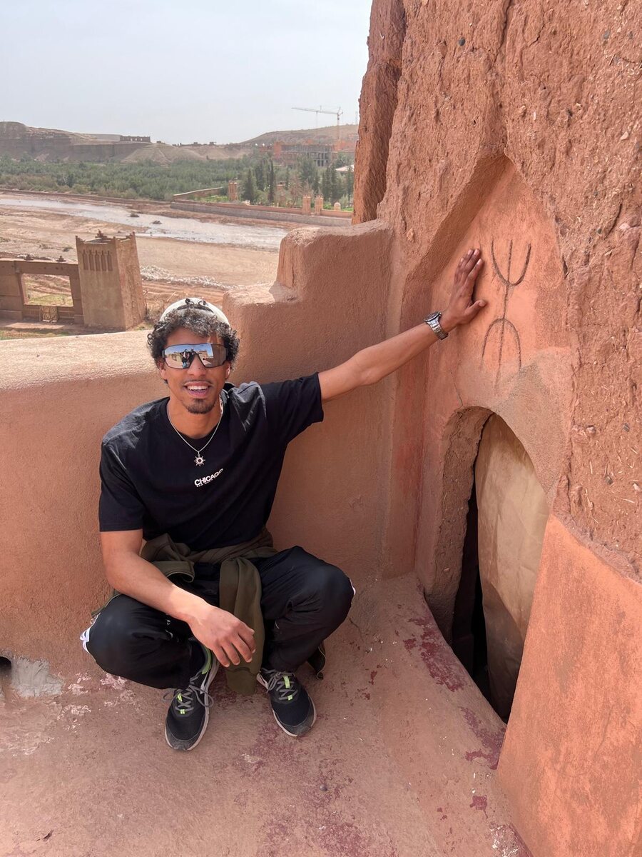 La mano sul simbolo Yaz inciso nel muro della kasbah di Ait Ben Haddou
