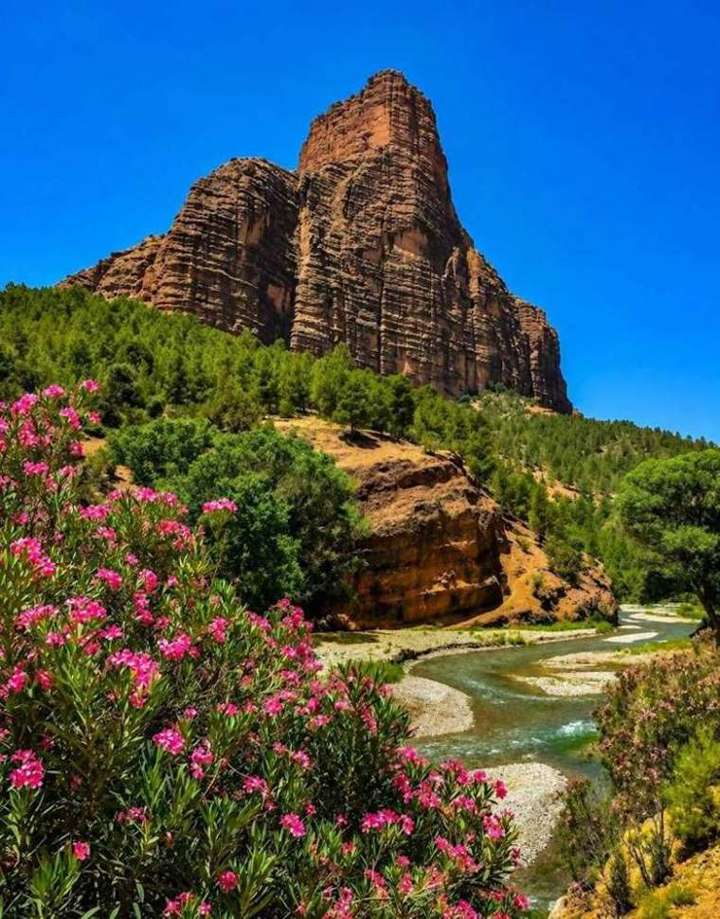 La parete rocciosa della Cattedrale di Imsfrane sopra il fiume