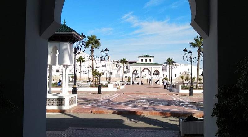 La piazza bianca all'ingresso della medina di Tétouan