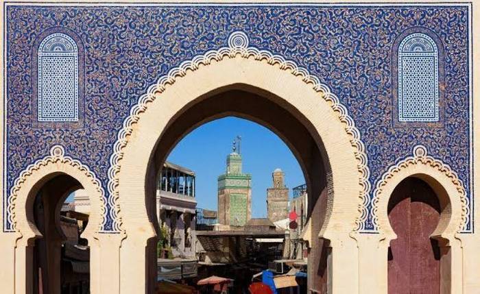 La porta blu Bab Bou Jeloud con i minareti sullo sfondo