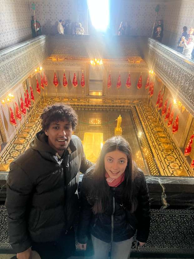 La sala interna del mausoleo con le bandiere e la tomba