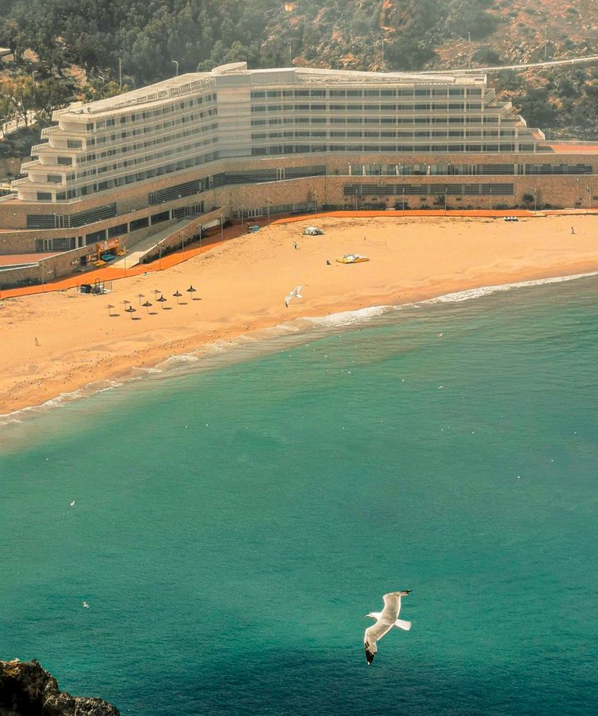 La Spiaggia di Quemado con l'hotel sulla scogliera