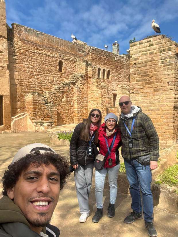 Le cicogne che nidificano sulle rovine di Chellah