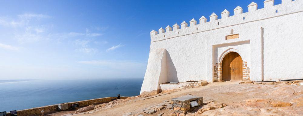 Le mura bianche della Kasbah di Agadir Oufella sul mare