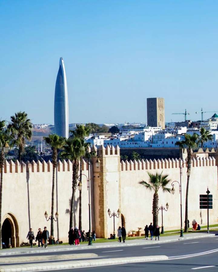 Le mura di Rabat con la torre Hassan e la torre moderna
