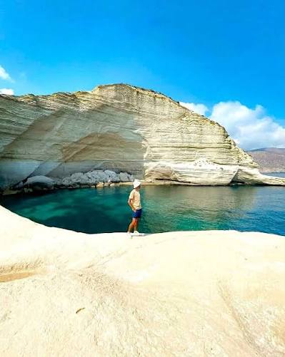Le pareti di roccia bianca e la caletta di Carablanca