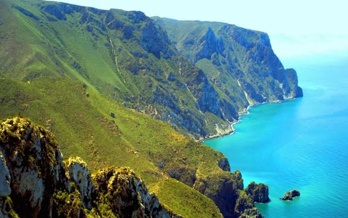 Le scogliere verdi del Parco Nazionale di Al Hoceima sul mare