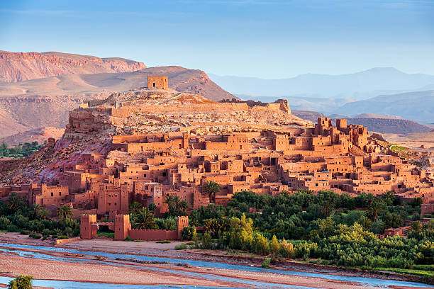 Lo ksar di Ait Ben Haddou sulla collina di terra rossa