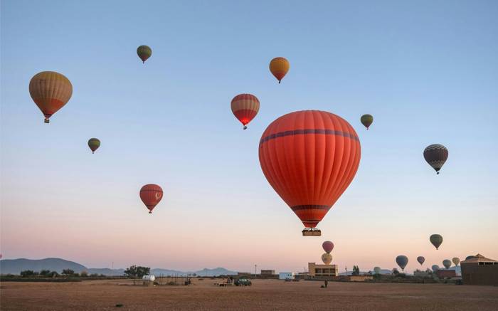 Mongolfiere in volo all'alba nei dintorni di Marrakech