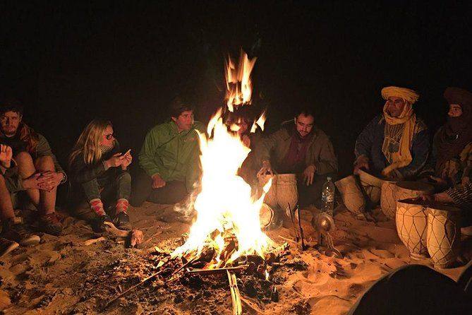 Musica berbera intorno al falò nel deserto
