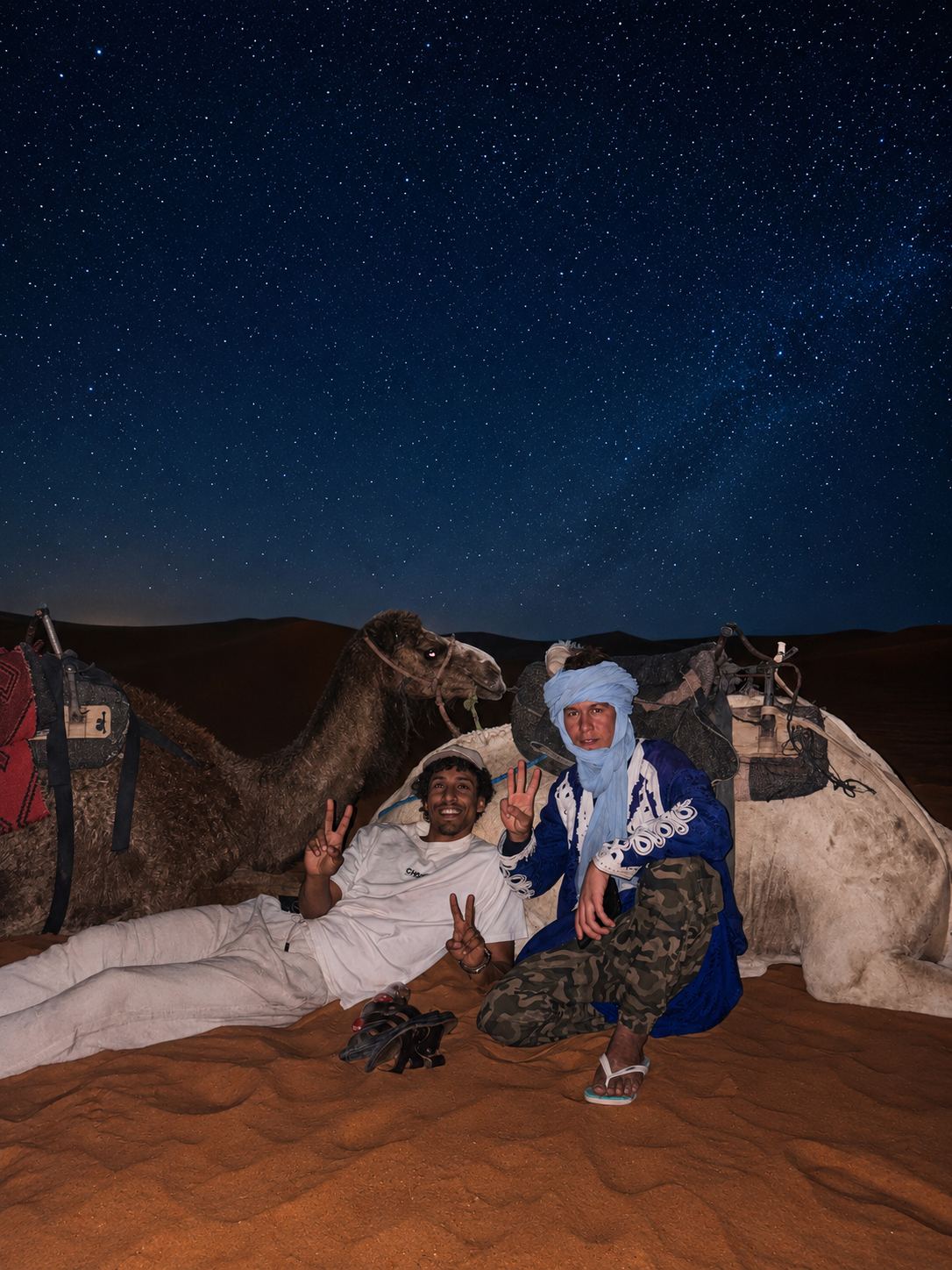 Notte nel deserto del Sahara vicino a Merzouga, cielo stellato e cammelli