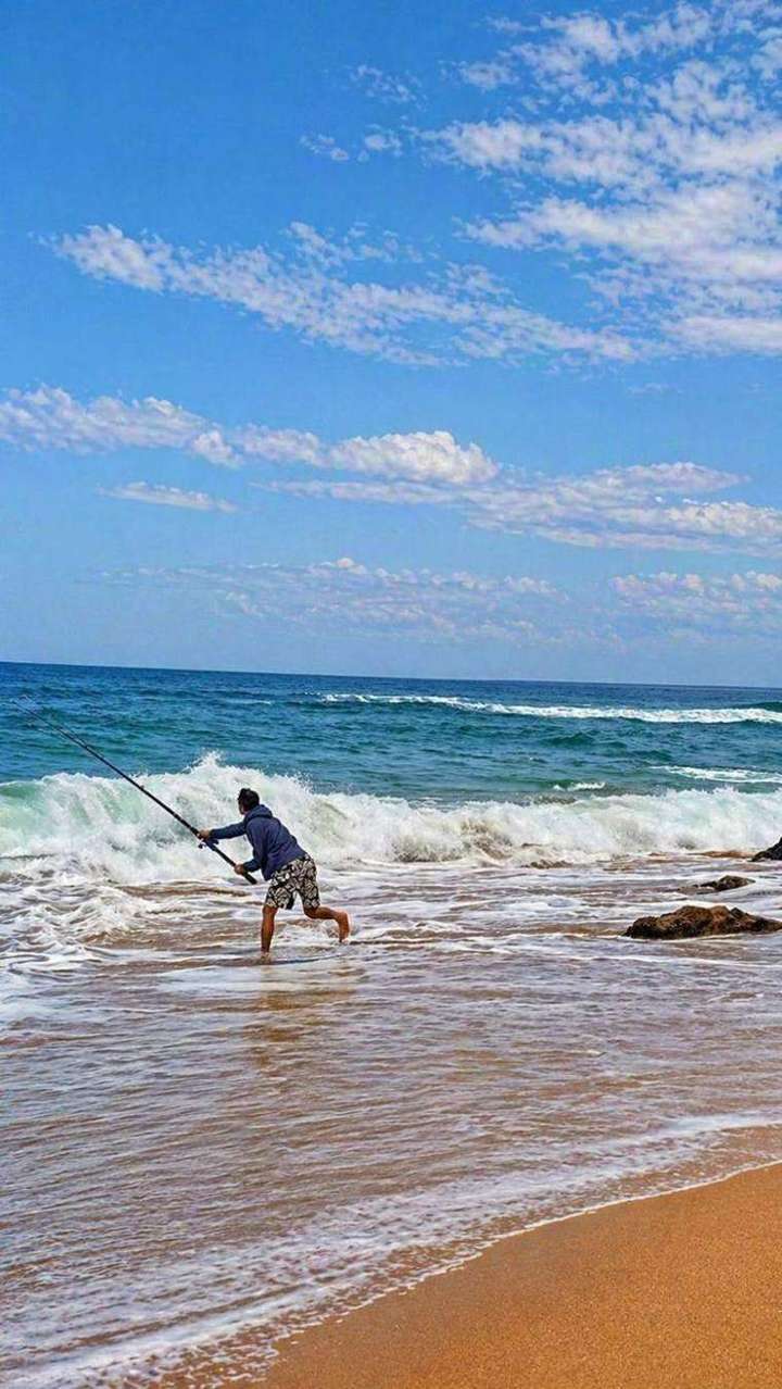 Pesca dalla riva tra le onde a Lalla Fatna