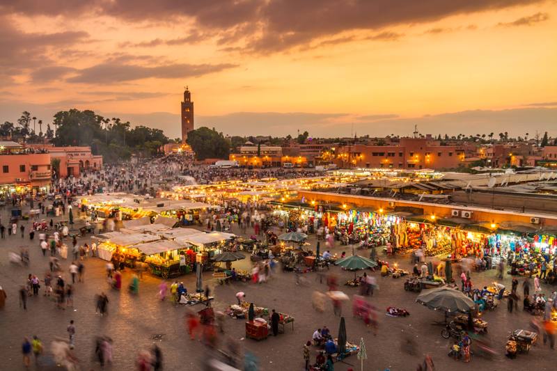 Piazza Jemaa el-Fna al tramonto con la Koutoubia