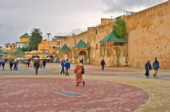 Place El Hedim e le mura della medina di Meknès