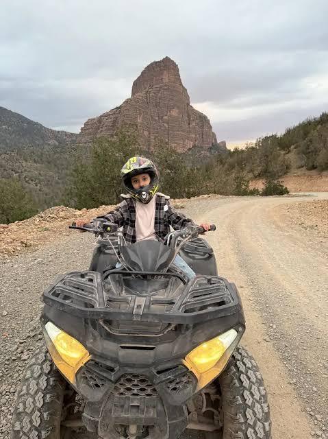 Quad sulla pista sterrata davanti alla Cattedrale di Imsfrane