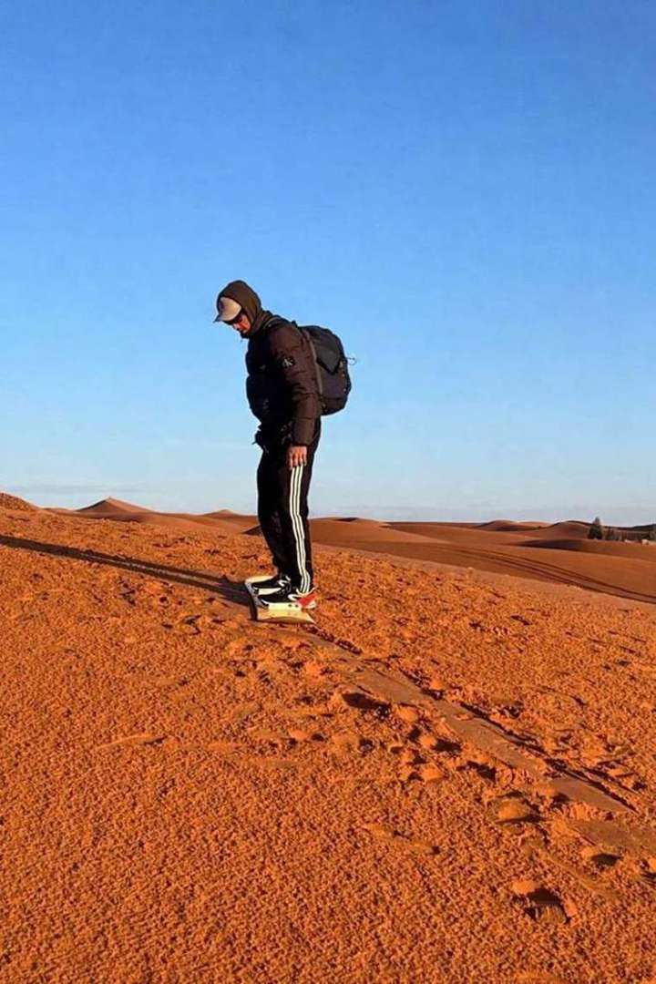 Sandboard sulle dune del deserto