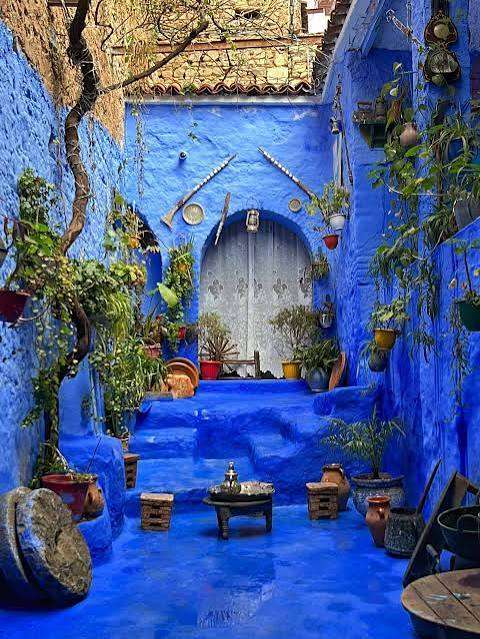 Un cortile completamente dipinto di blu nella medina