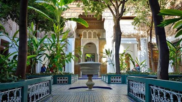Un patio fiorito del Palazzo Bahia