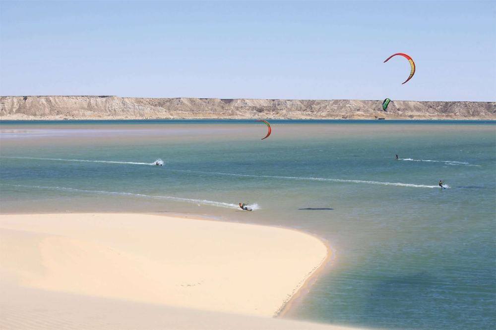 Windsurfisti e kitesurfisti nella laguna di Dakhla